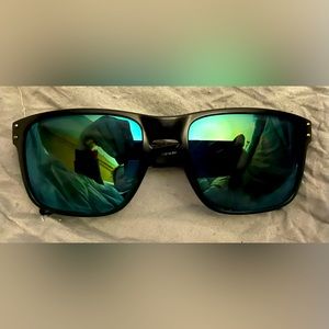 The look of Holbrook™, from its iconic style to keyhole bridge from Oakley!